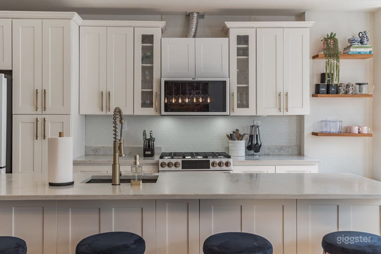  Kitchen matte white and gold 