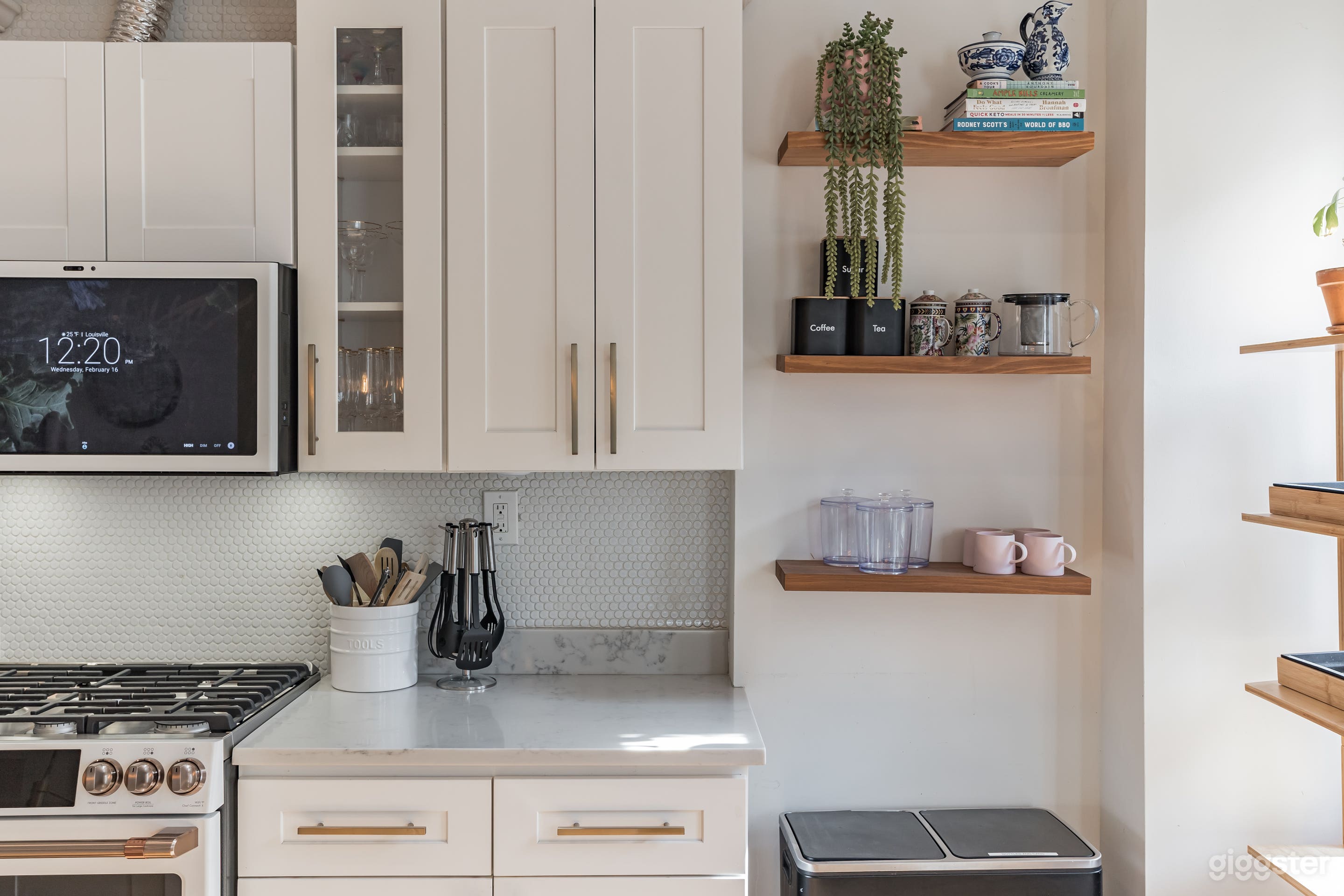 Kitchen matte white and gold