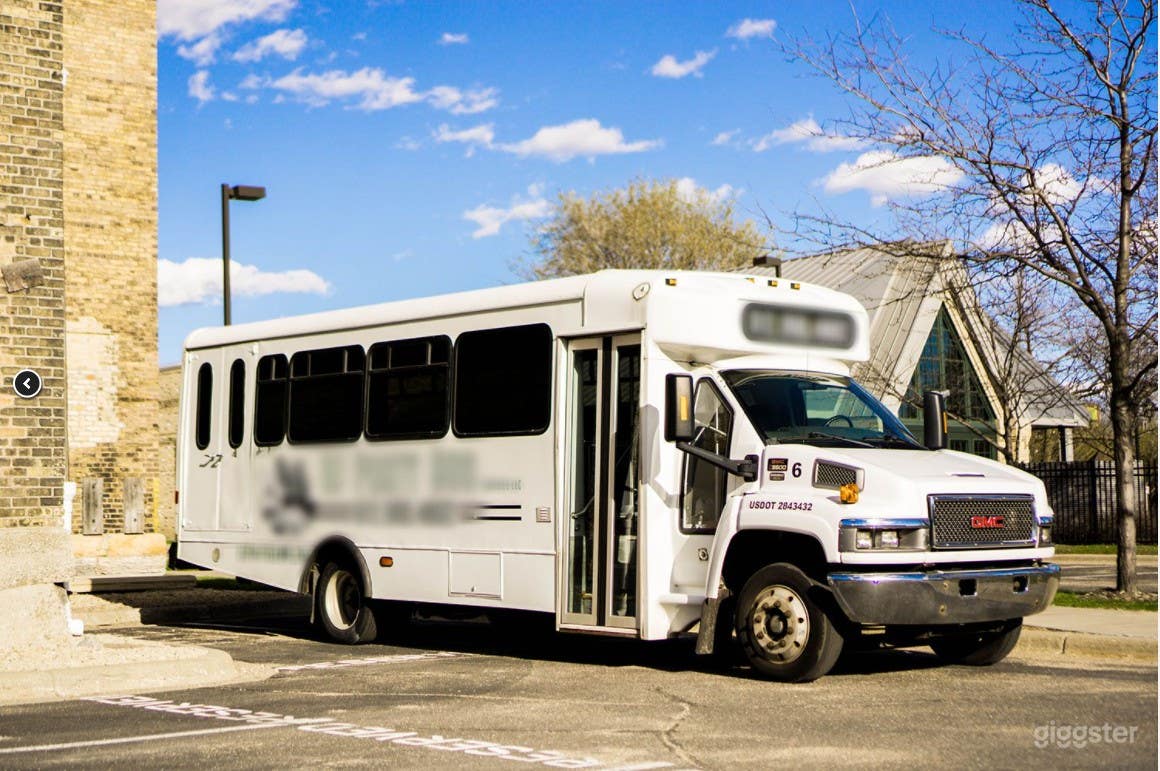 VIP Party Bus "Executive" in Minneapolis Photo 1