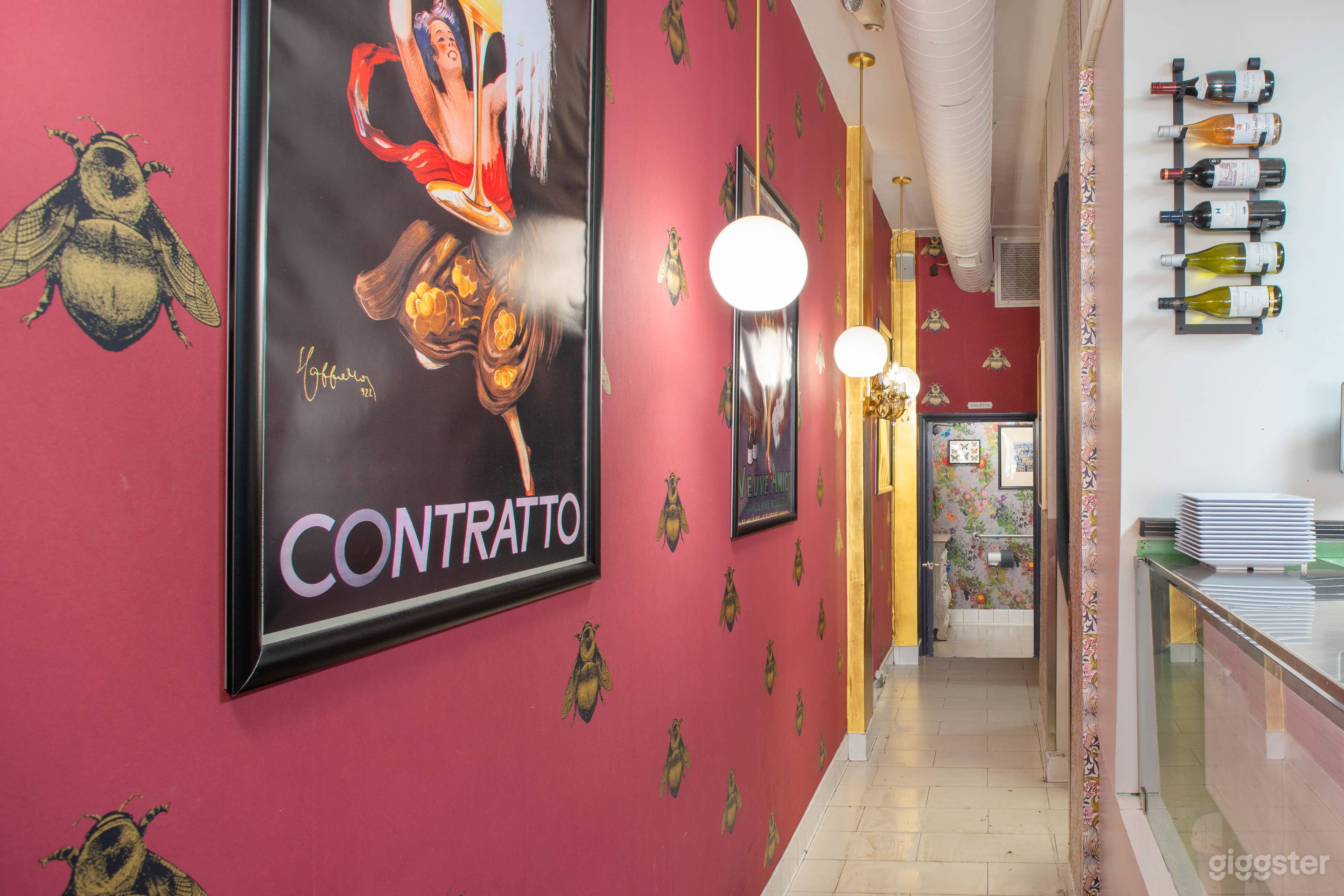 Fashionably Decorated French Cafe Photo 4