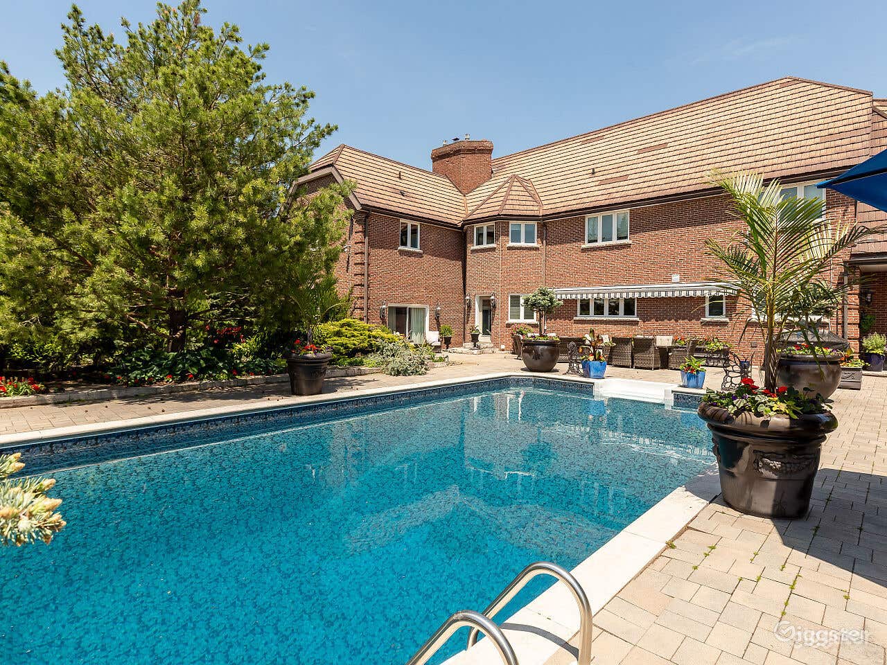 A True-Gem "Pool" in Caledon Village Photo 1