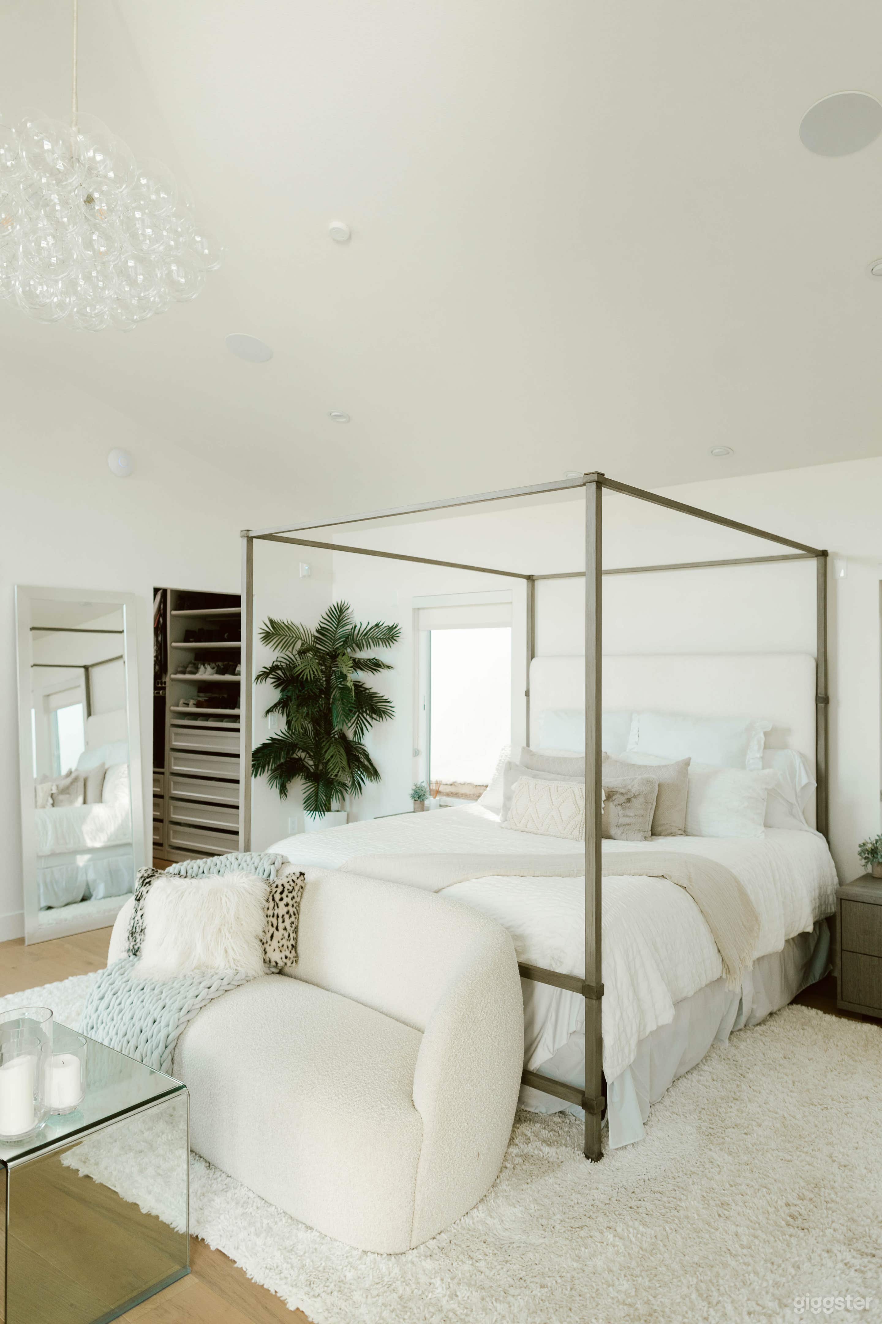 Bright Open-Concept Modern Farmhouse Photo 3