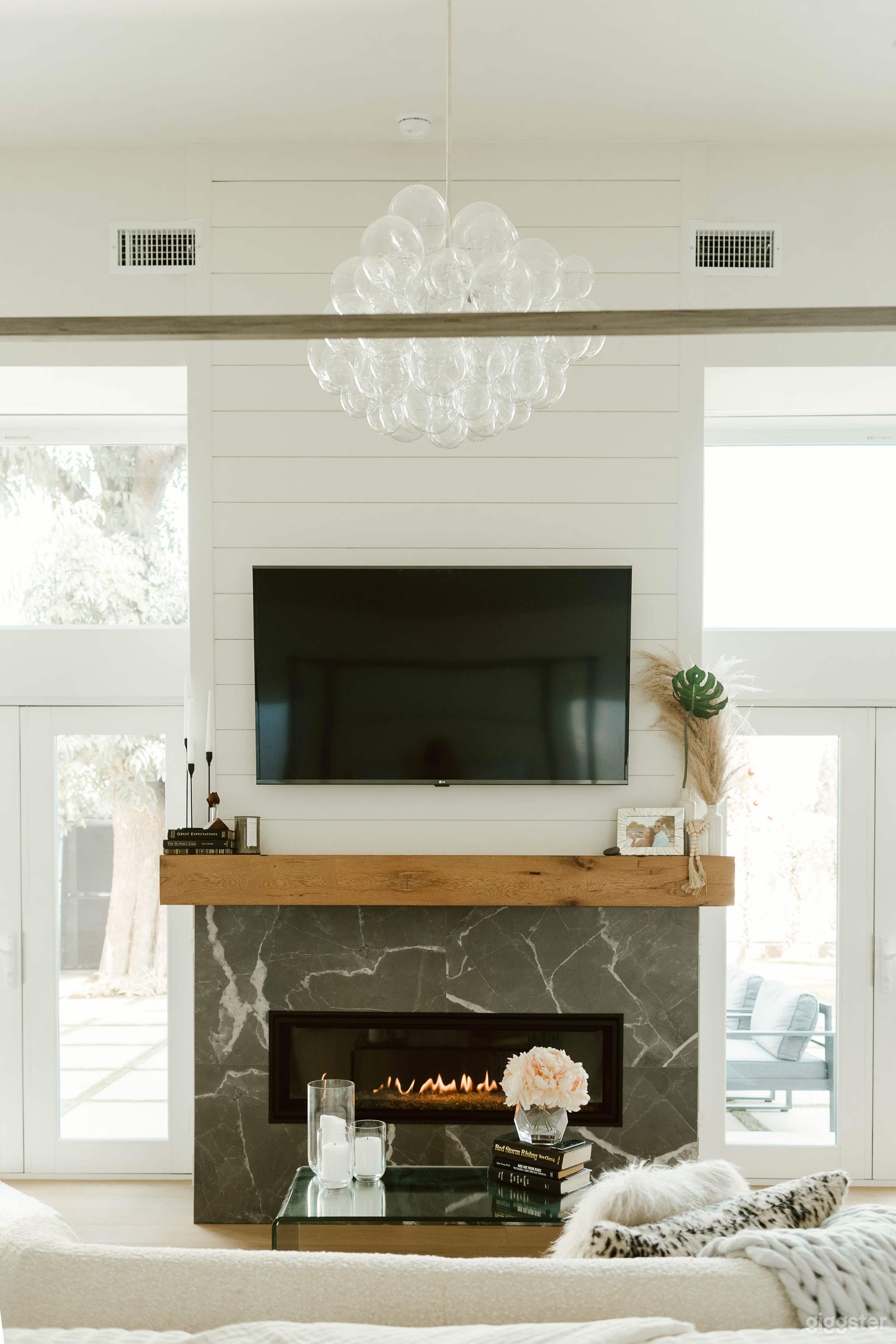 Bright Open-Concept Modern Farmhouse Photo 4