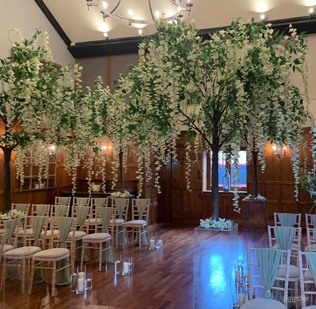 Oak Panelled Hall with Statement Chandelier Photo 4
