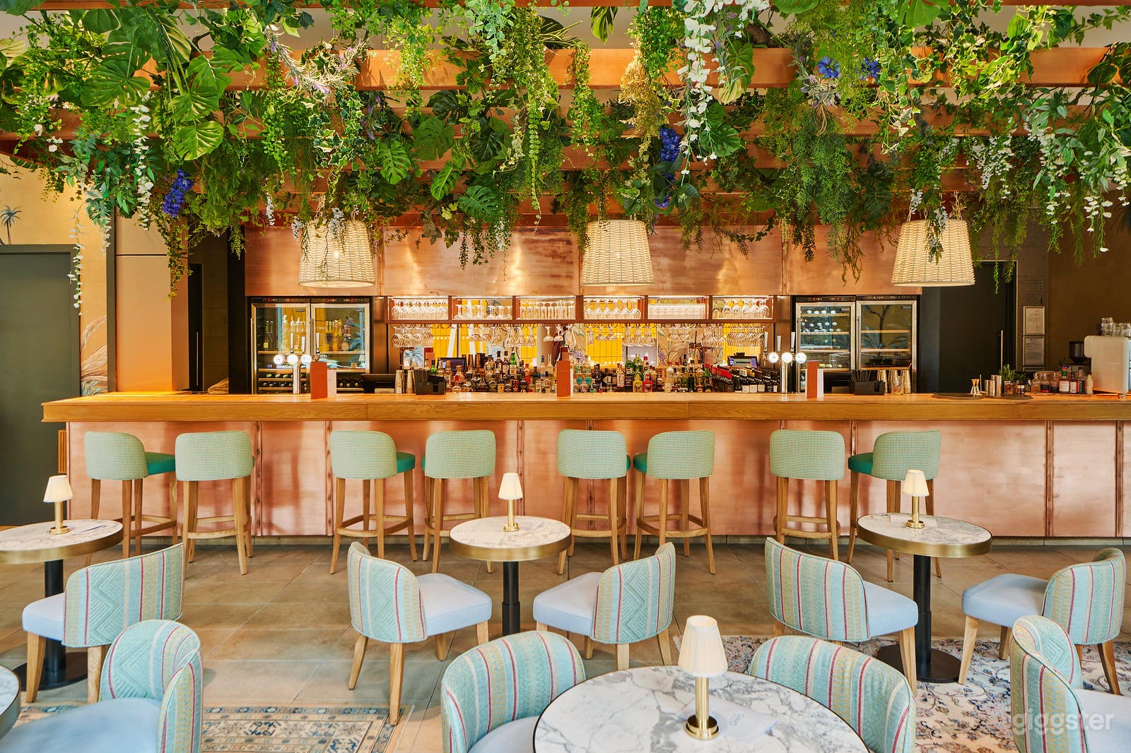 Light, Open Premium Restaurant with Terrace & Curtained Bar Photo 3