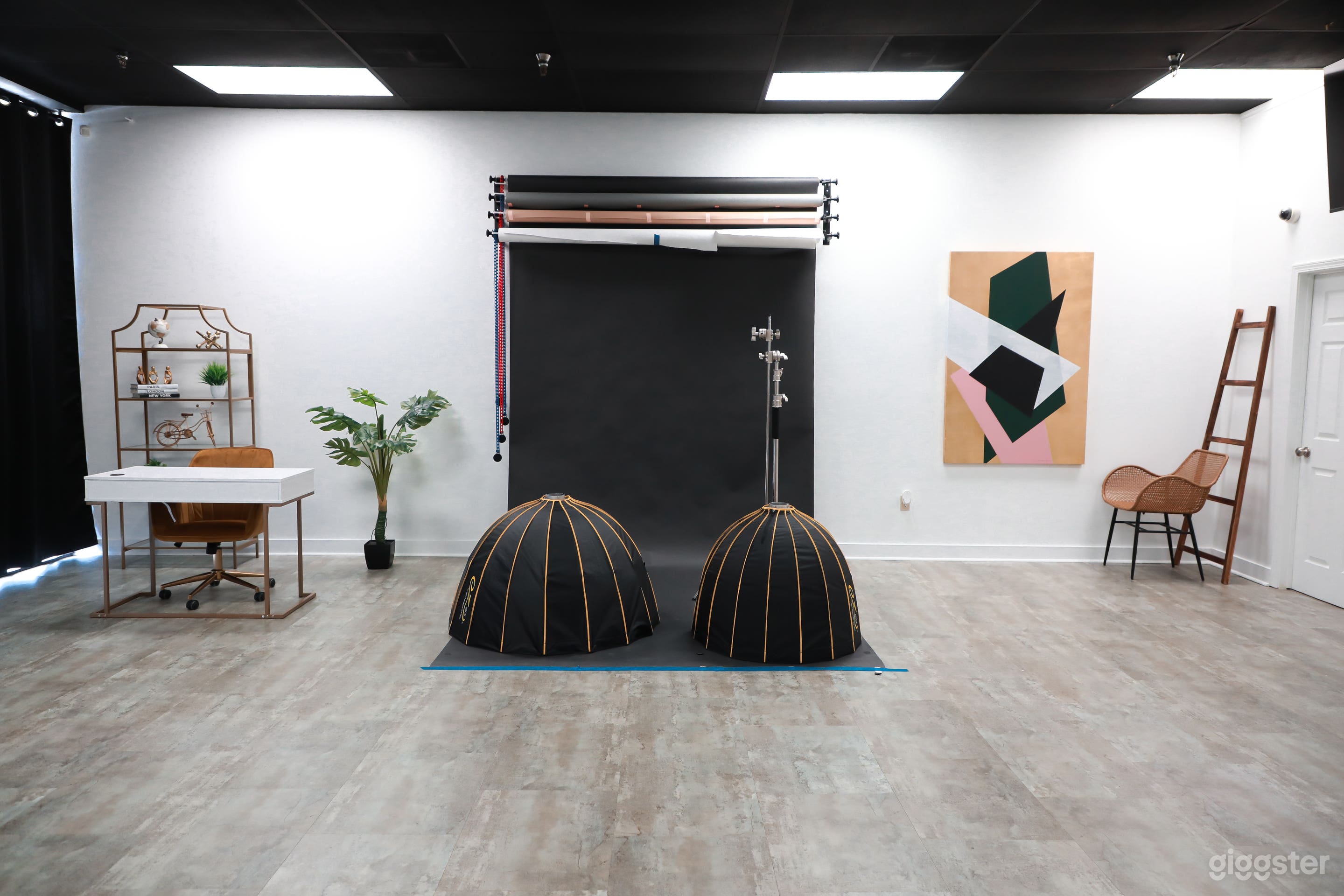 Luxury Lifestyle Photo &amp; Content Creation Studio Photo 1