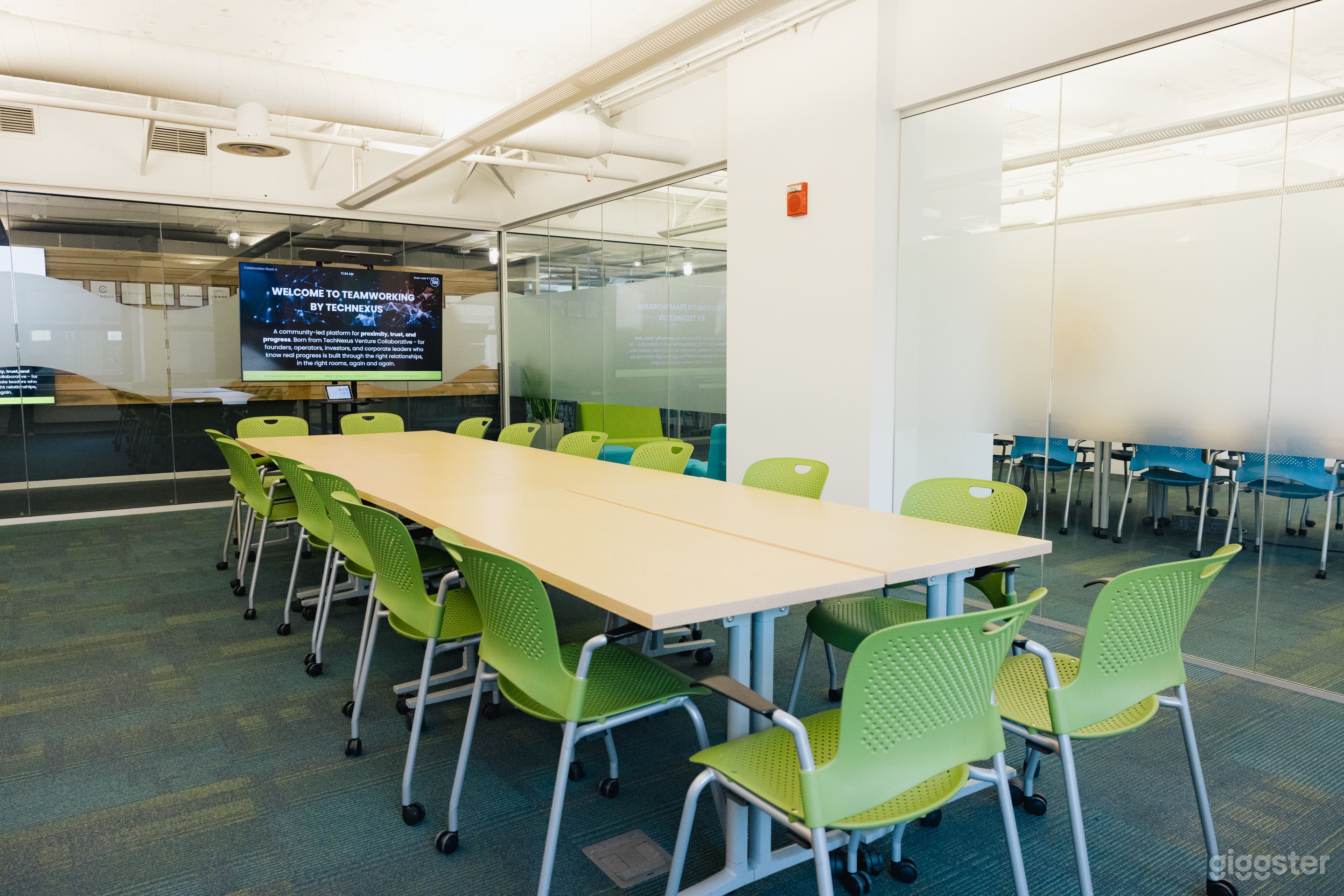Bright & Modern Tech Enabled Meeting Room (X) Photo 1