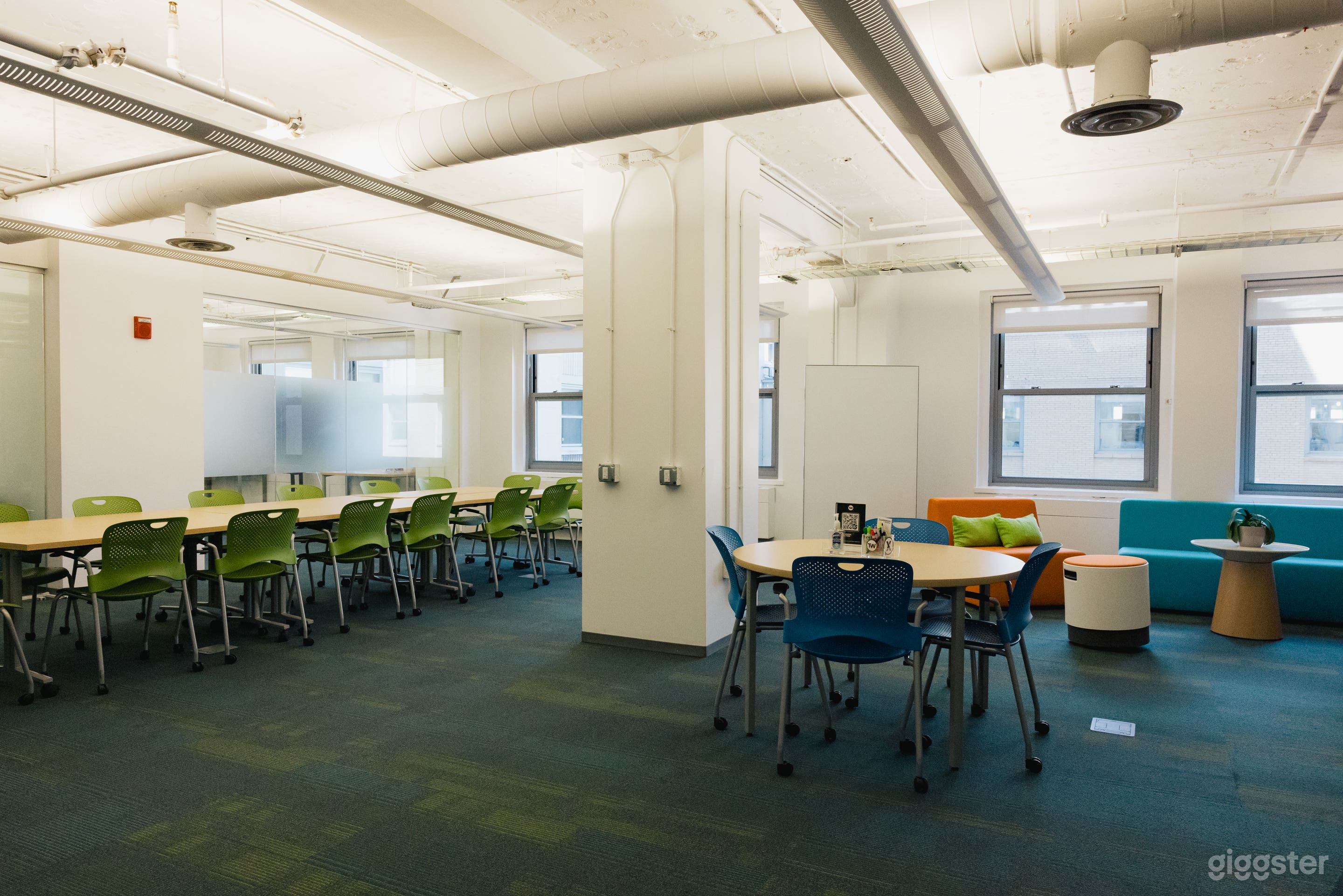Bright & Modern Tech Enabled Meeting Room (X) Photo 4