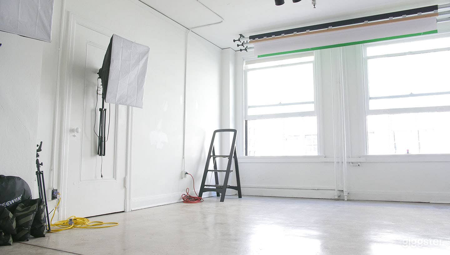 Daylight Photo Studio in DTLA, Includes Equipment Photo 1