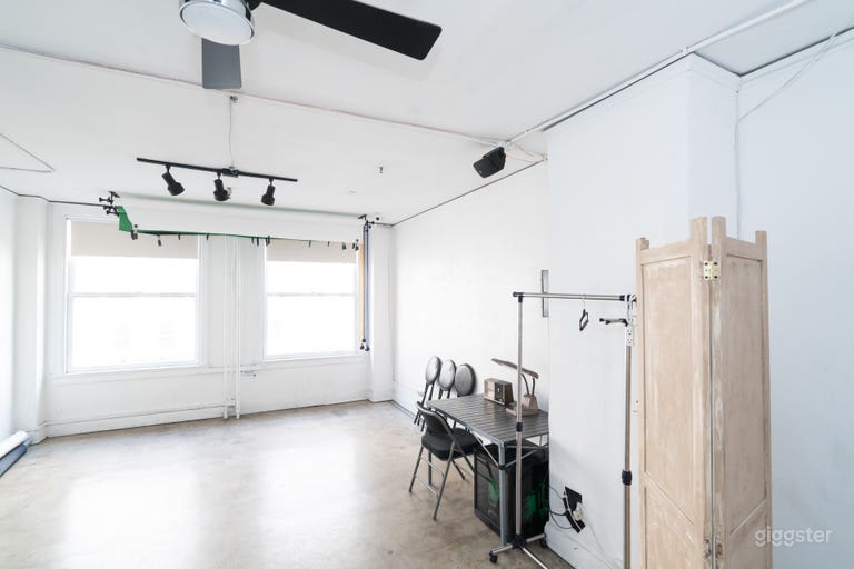  Daylight Photo Studio in DTLA, Includes Equipment 