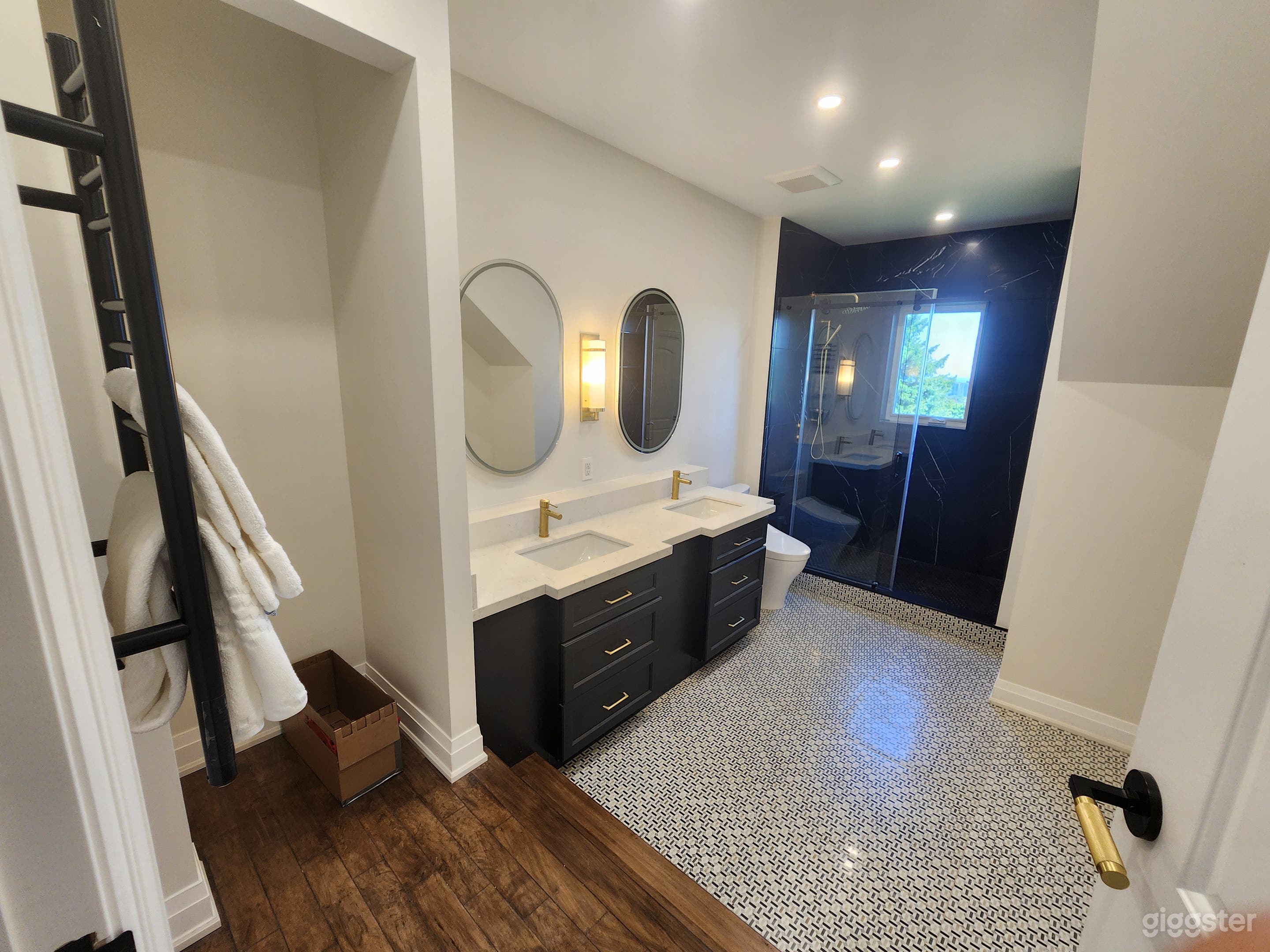 Luxury Retreat in Burlington Photo 4