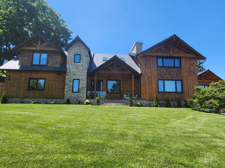  Luxury Retreat in Burlington 