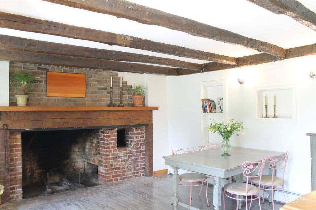 Charming Federal Style Home Photo 4