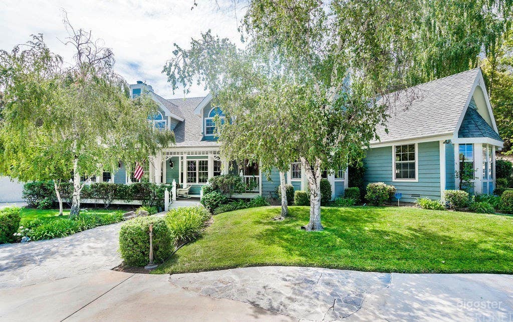 Classic exterior good for wide variety of shoot styles and periods