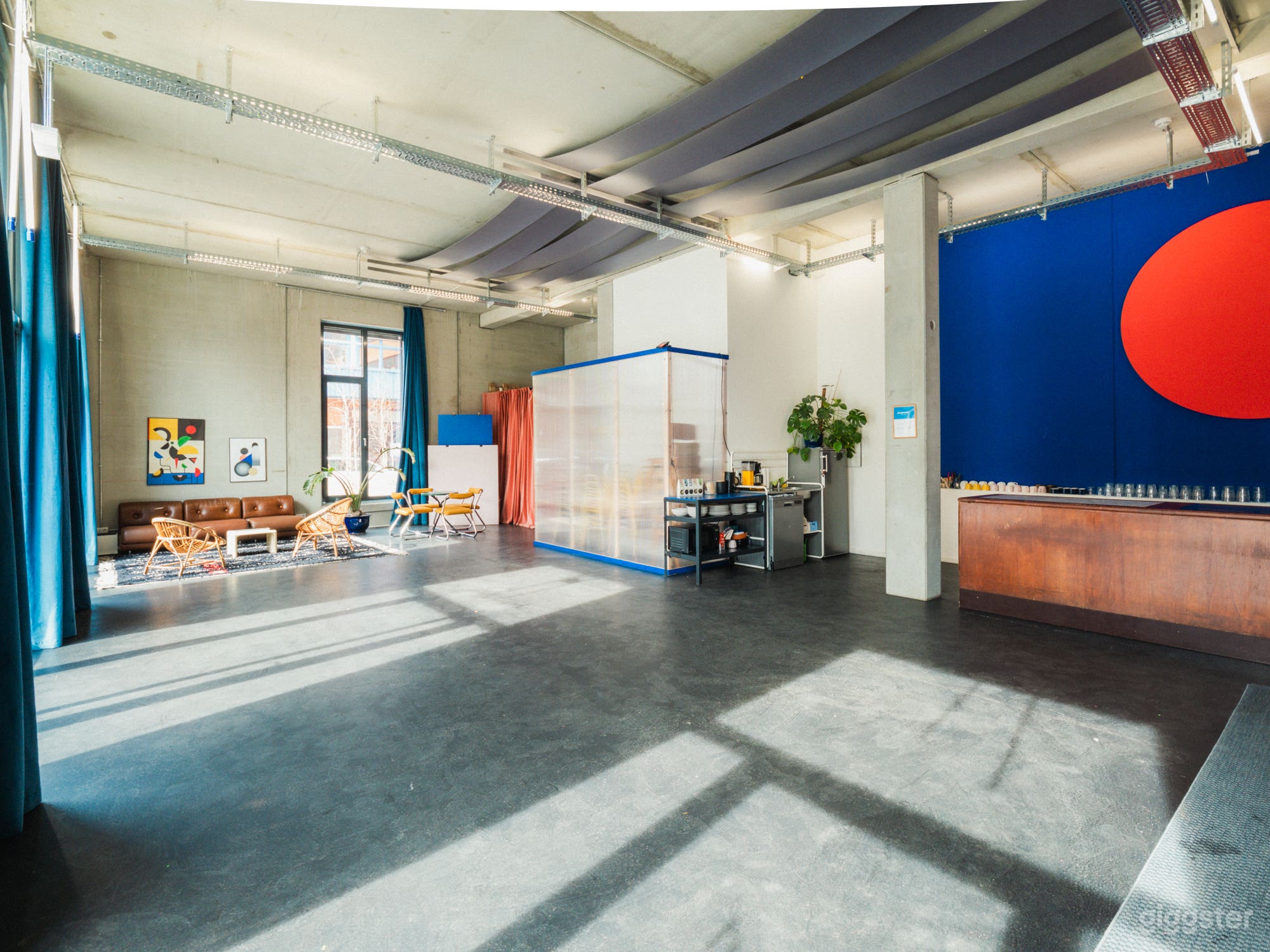 Farbenfroher, inspiriender Creative Space Foto 2
