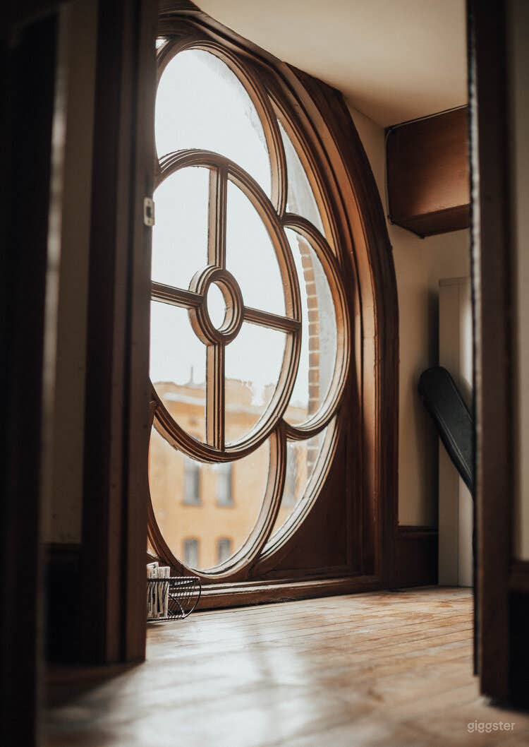 Modern Old Charm Concert Venue Photo 1