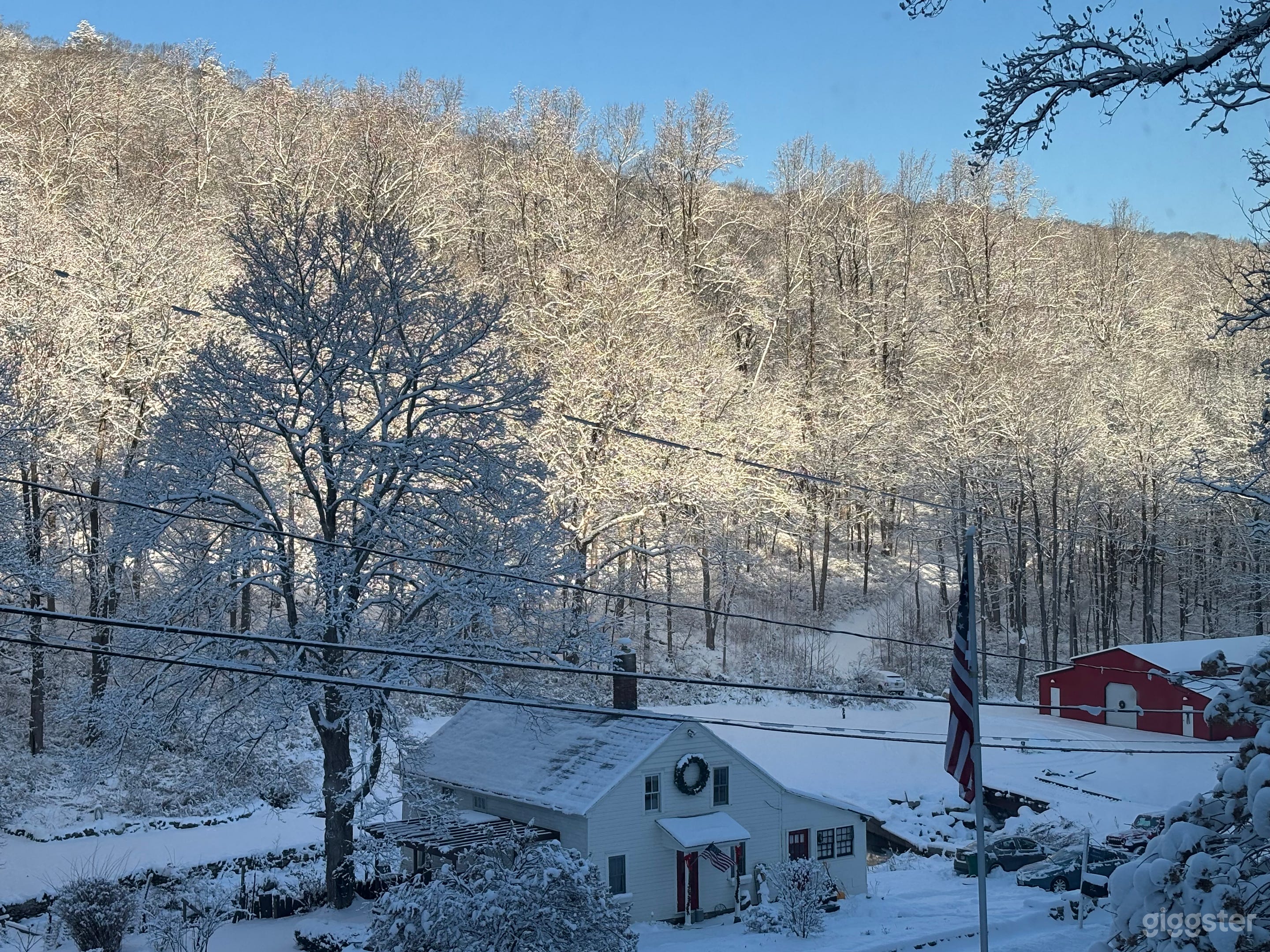 Weißes Bauernhaus vorne. Winter.