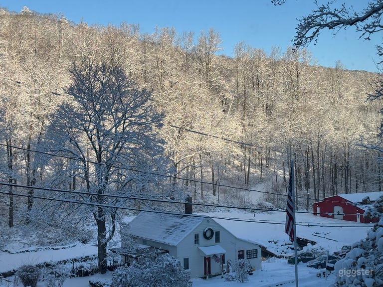  Facciata bianca della casa colonica. Inverno. 