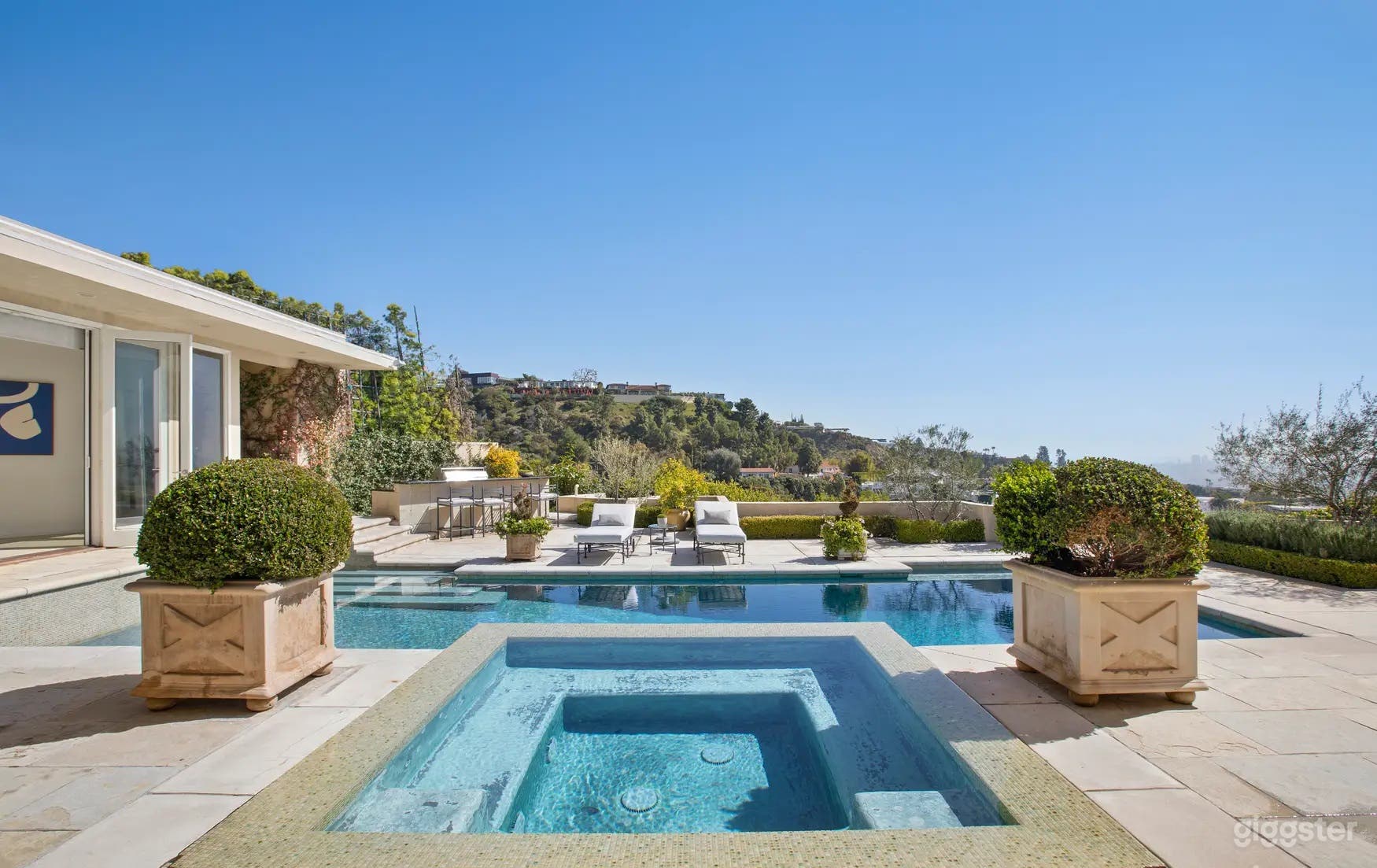 Stunning Pool in Beverly Hills Photo 1