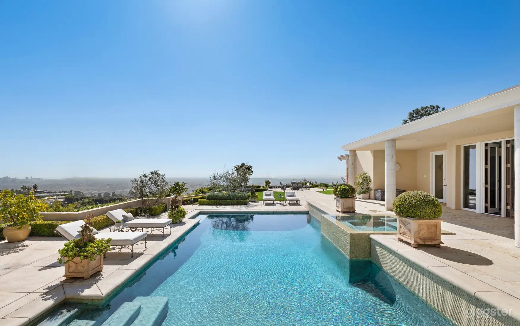 Stunning Pool in Beverly Hills Photo 2