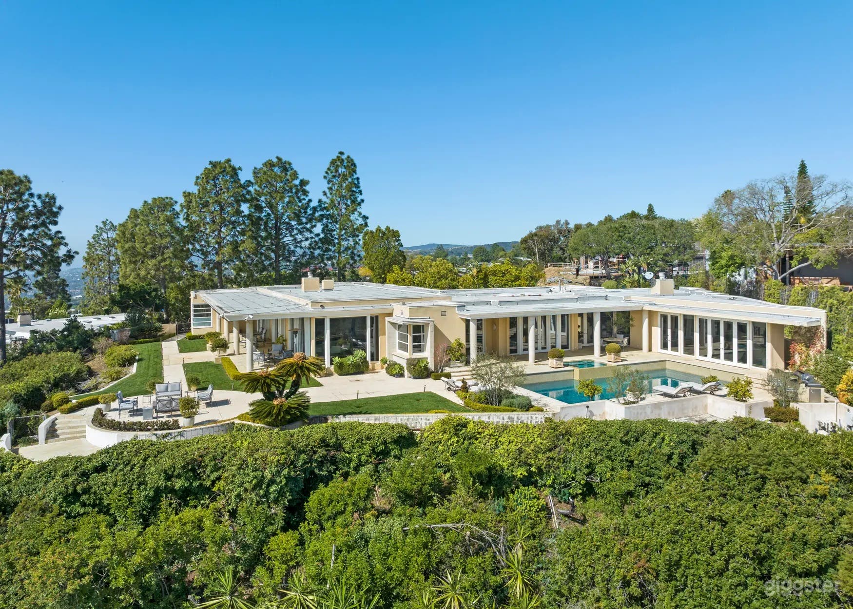 Stunning Pool in Beverly Hills Photo 3