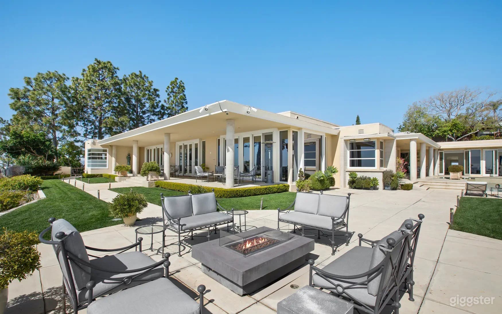 Stunning Pool in Beverly Hills Photo 4