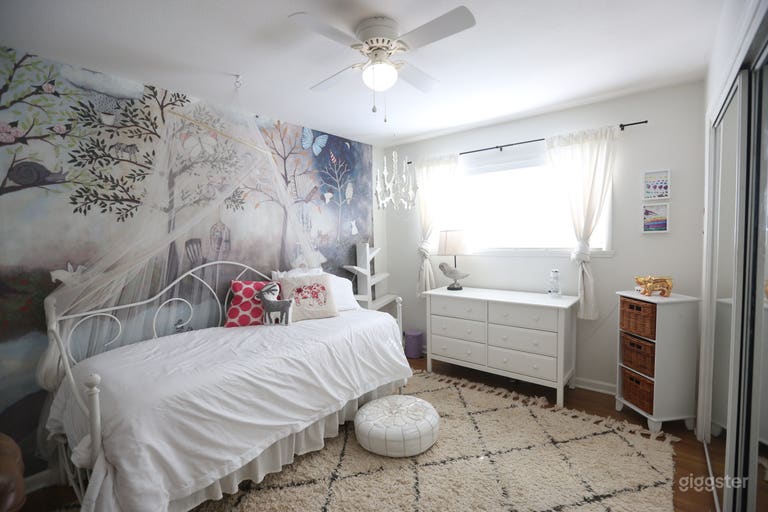  Unique House with Garden and Hand Painted Mural 