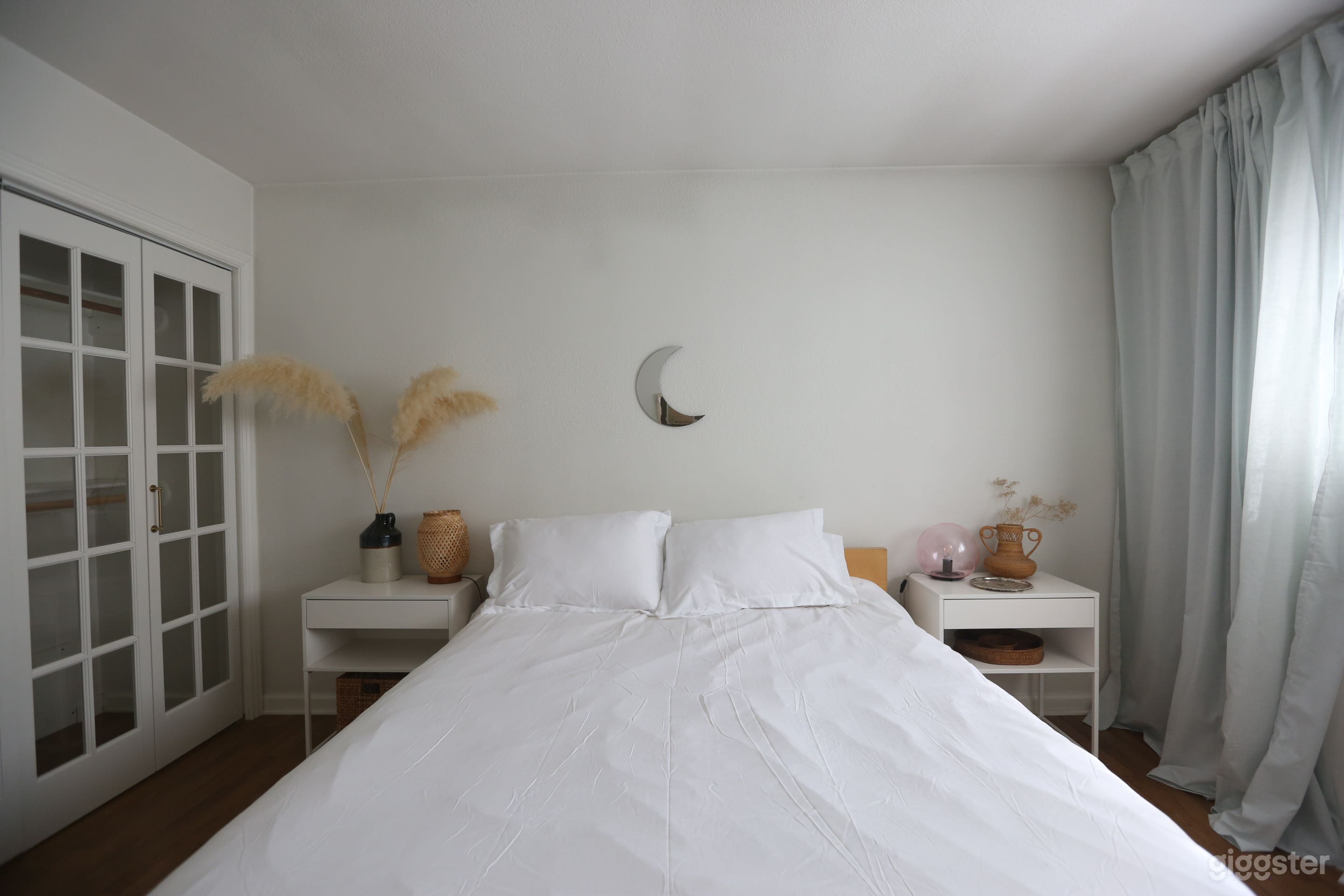 Unique House with Garden and Hand Painted Mural Photo 4