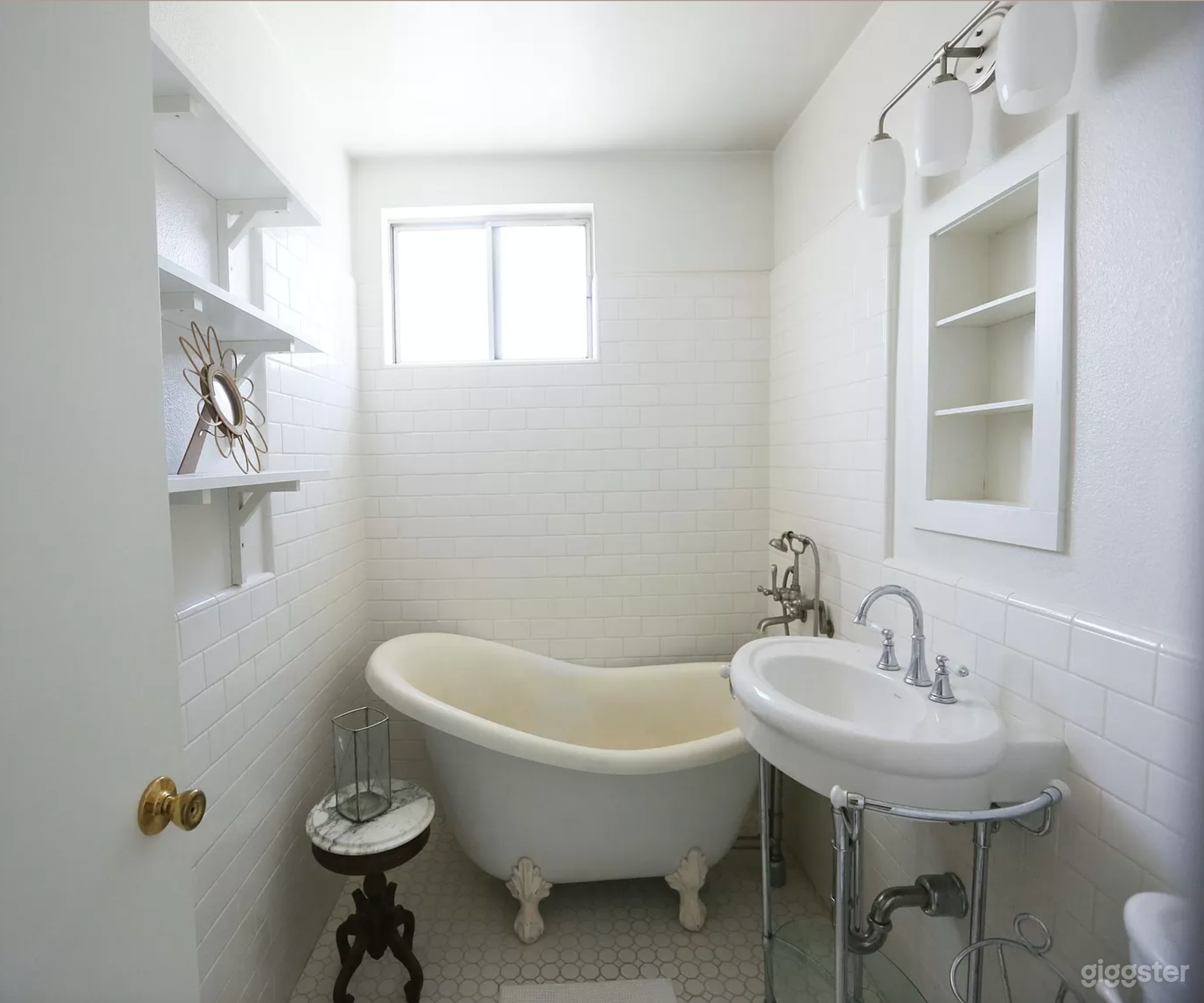 Unique House with Garden and Hand Painted Mural Photo 2