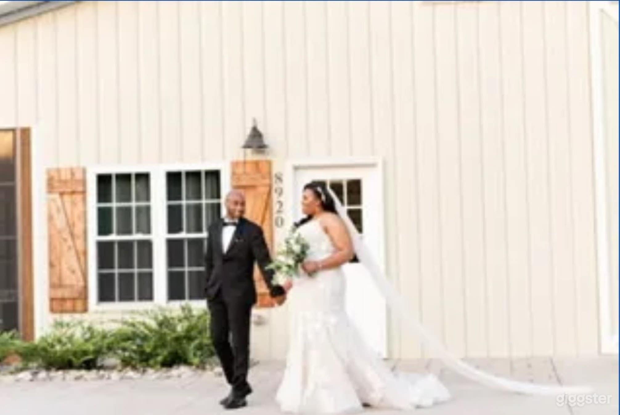 Modern Barn With Rustic Theme Photo 3