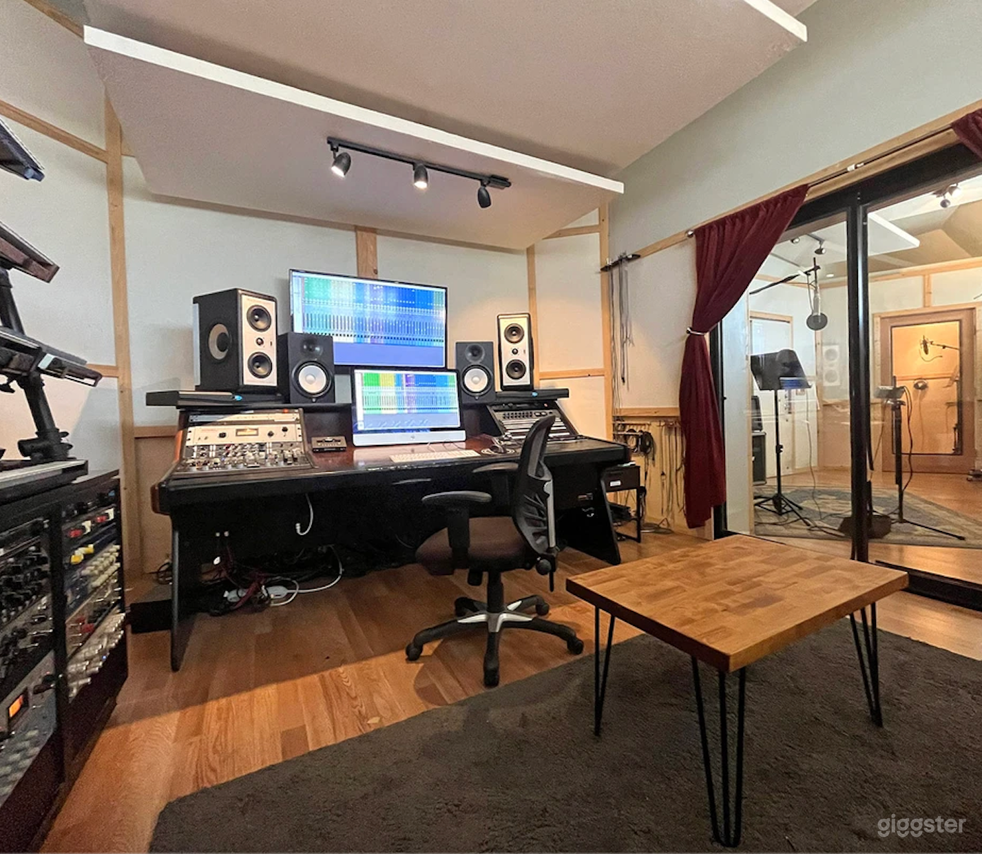 Studio V7 a Versatile Hub Photo 2