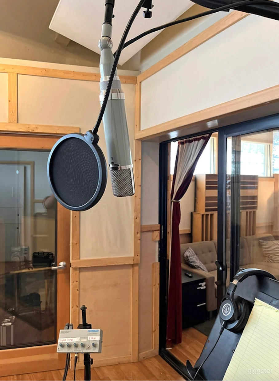 Studio V7 a Versatile Hub Photo 3