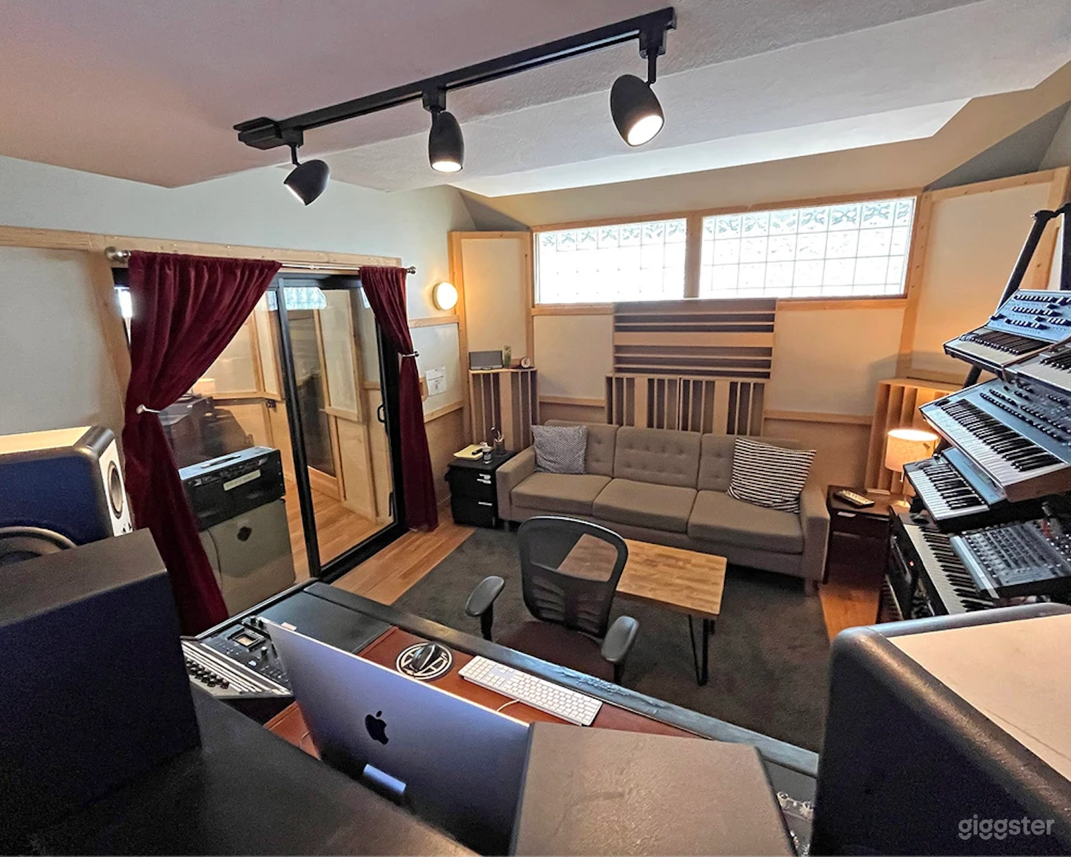 Studio V7 a Versatile Hub Photo 4