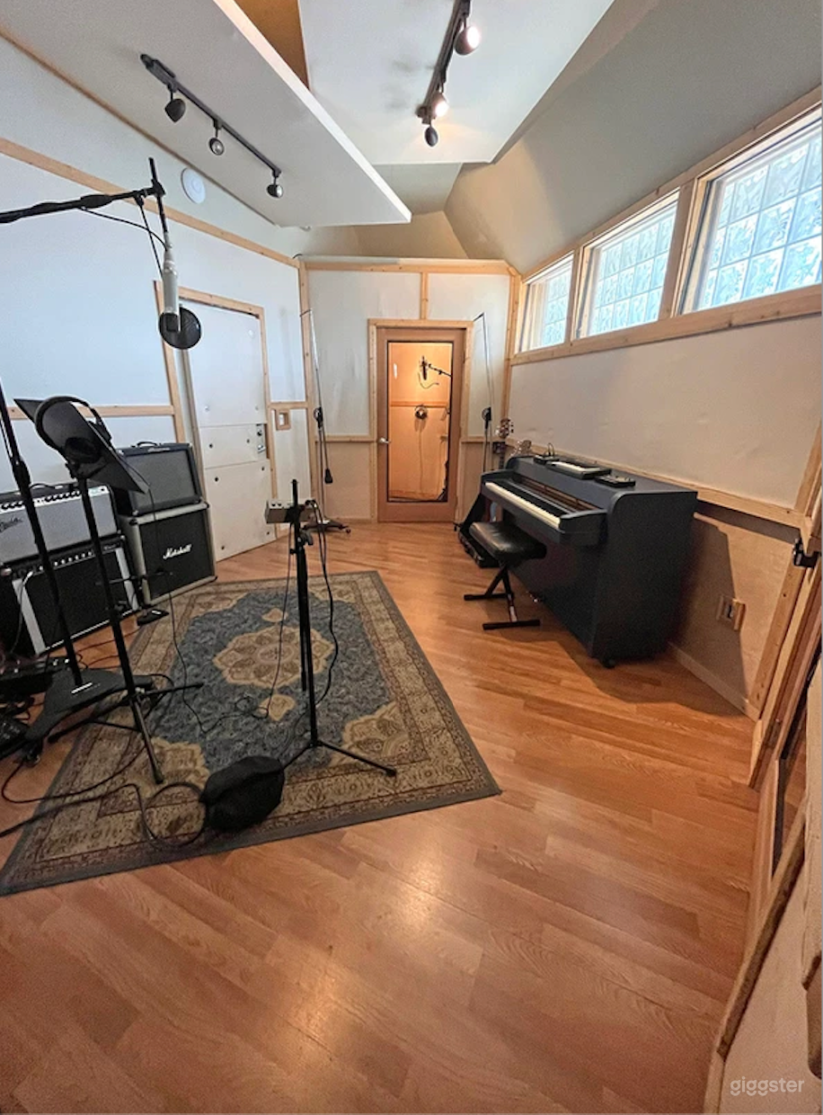 Studio V7 a Versatile Hub Photo 1