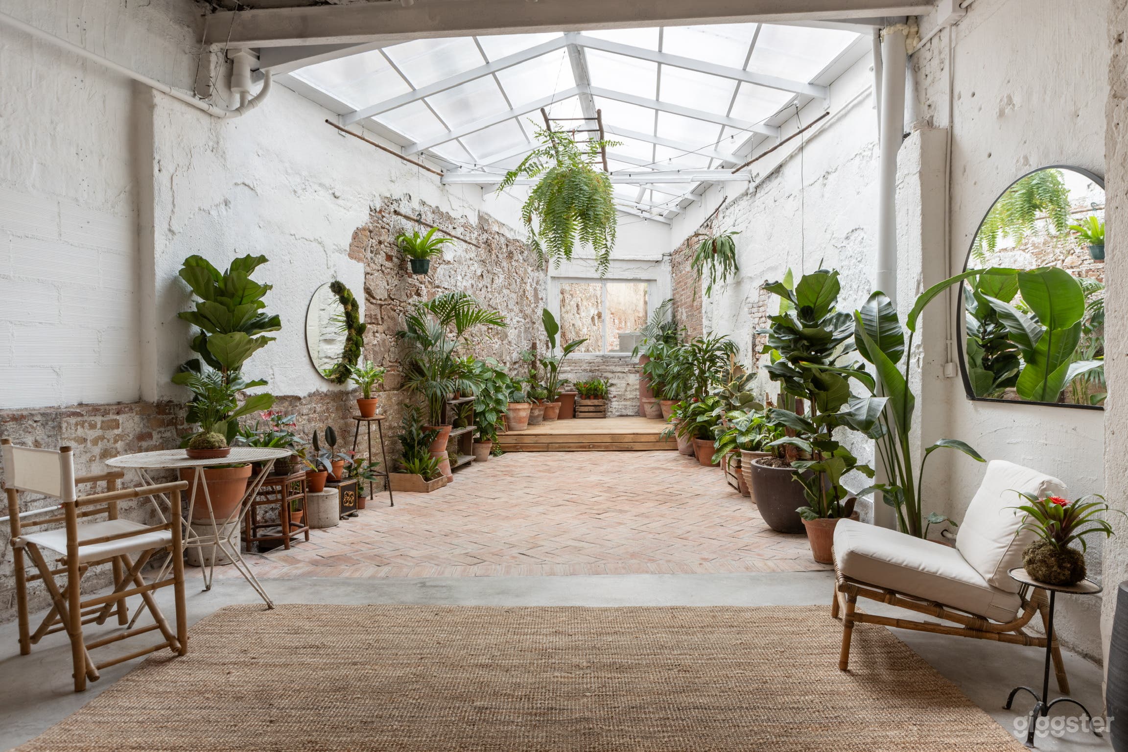 Espacio flexible para eventos lleno de plantas Foto 1