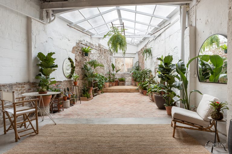  Espacio flexible para eventos lleno de plantas 