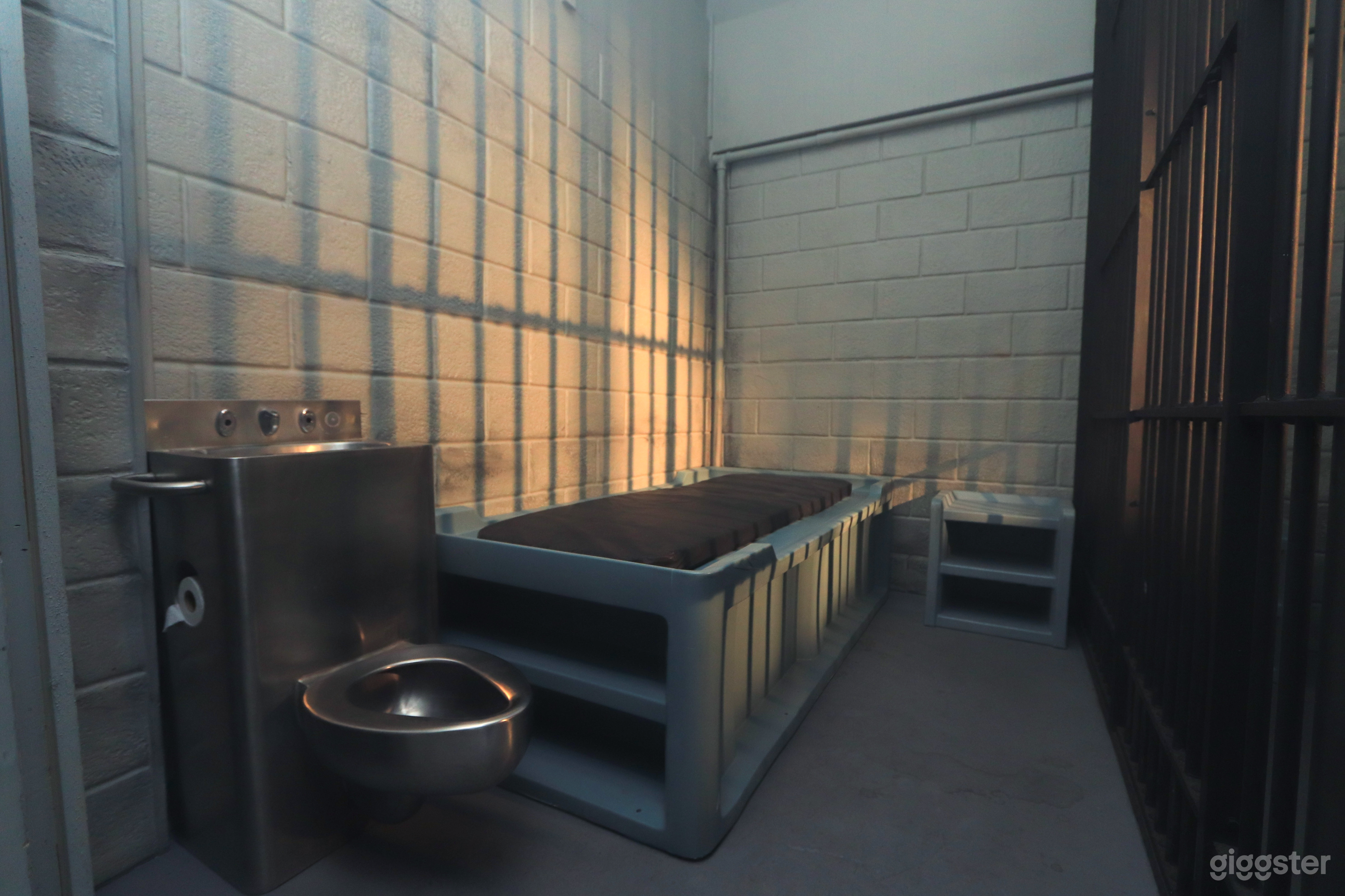 GEFÄNGNISZELLEN MIT GITTERN, MÜNZTELEFON STEHENDES SET. Foto 1