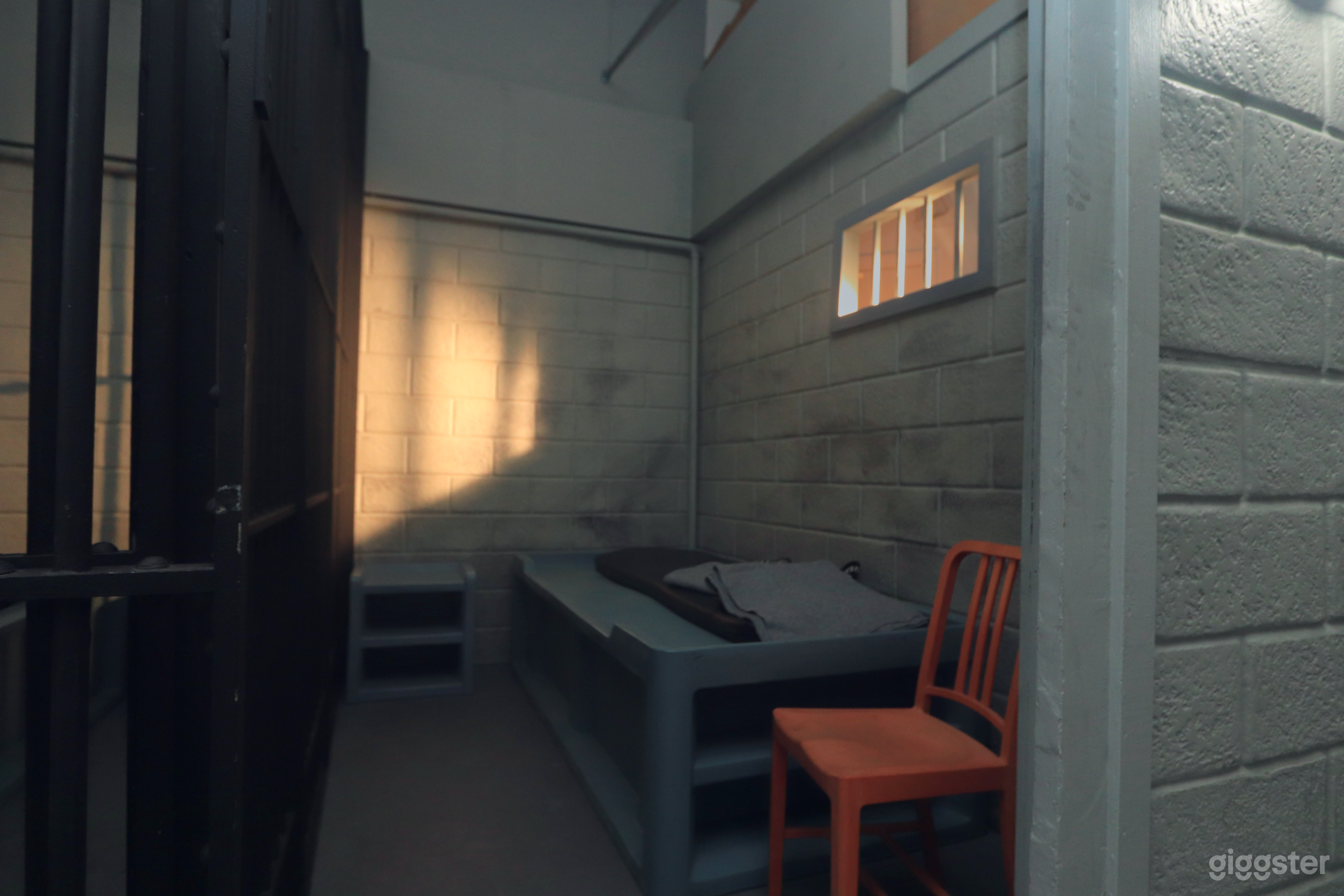 GEFÄNGNISZELLEN MIT GITTERN, MÜNZTELEFON STEHENDES SET. Foto 2