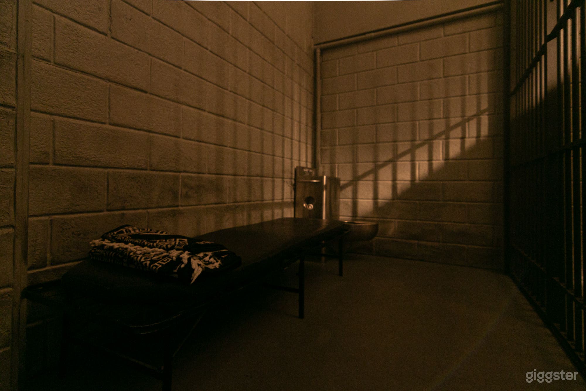 JAIL PRISON CELLS W/ BARS, PAYPHONE STANDING SET. Photo 2