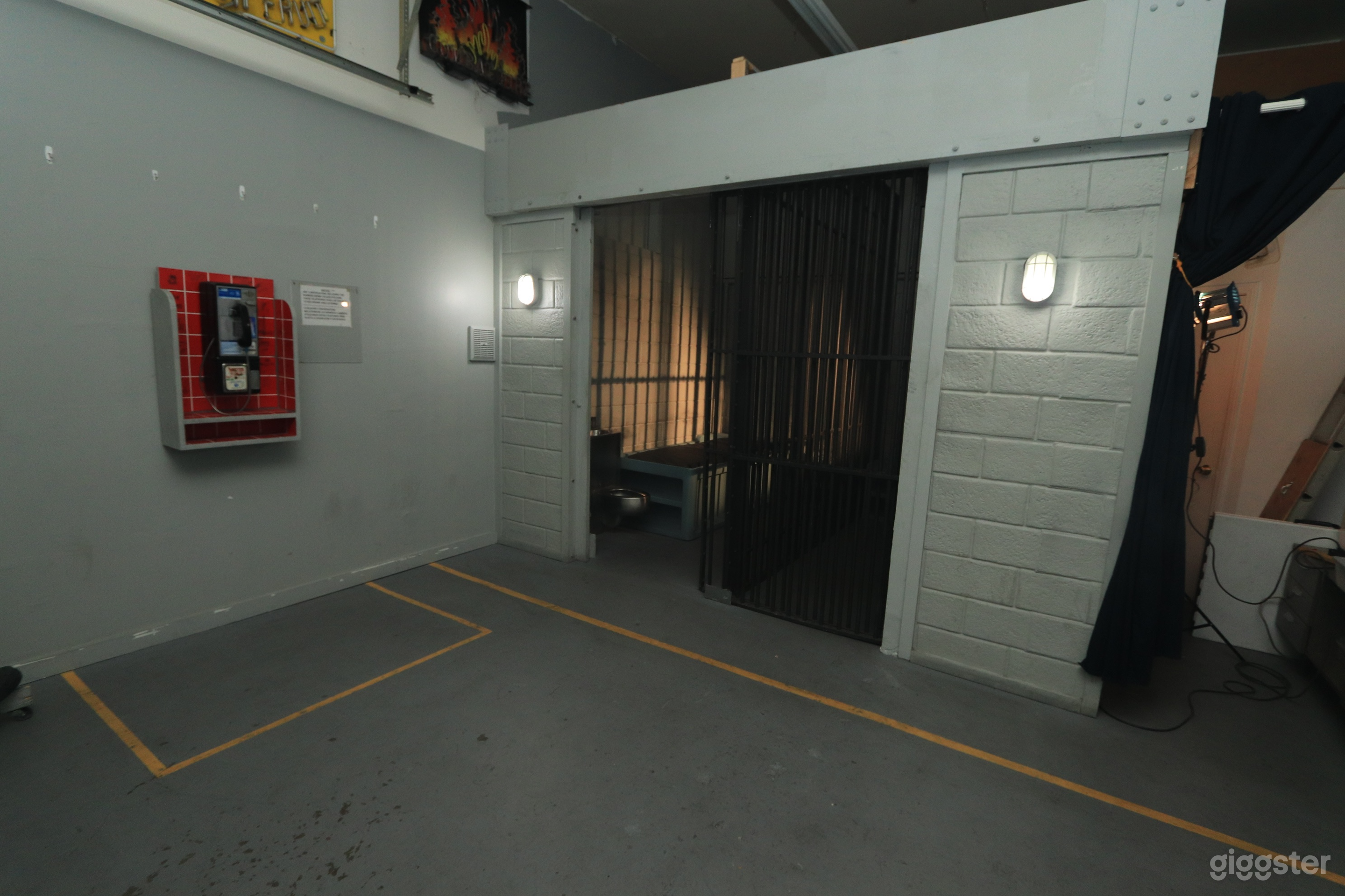 GEFÄNGNISZELLEN MIT GITTERN, MÜNZTELEFON STEHENDES SET. Foto 3