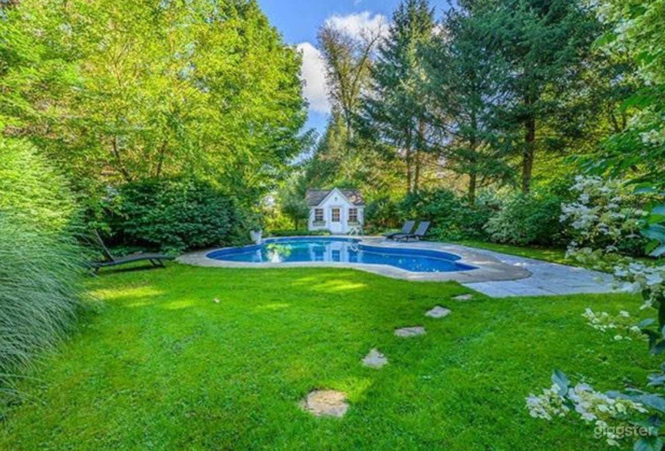 Secret Path behind the home to our pool and tiny home(workspace)