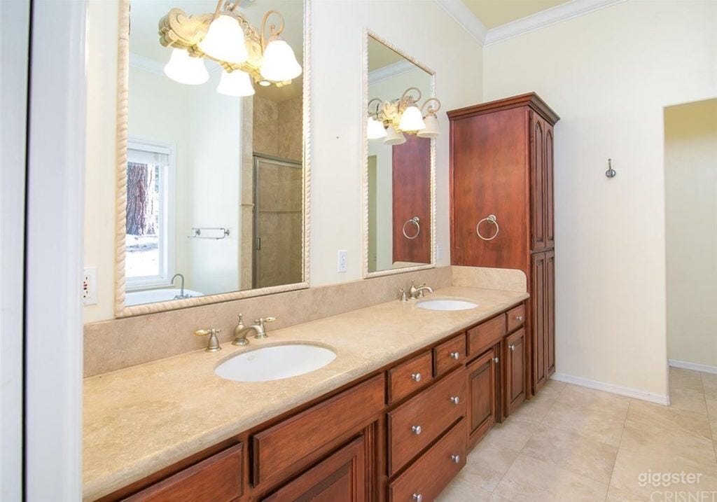 Luxury Cabin Photo 2