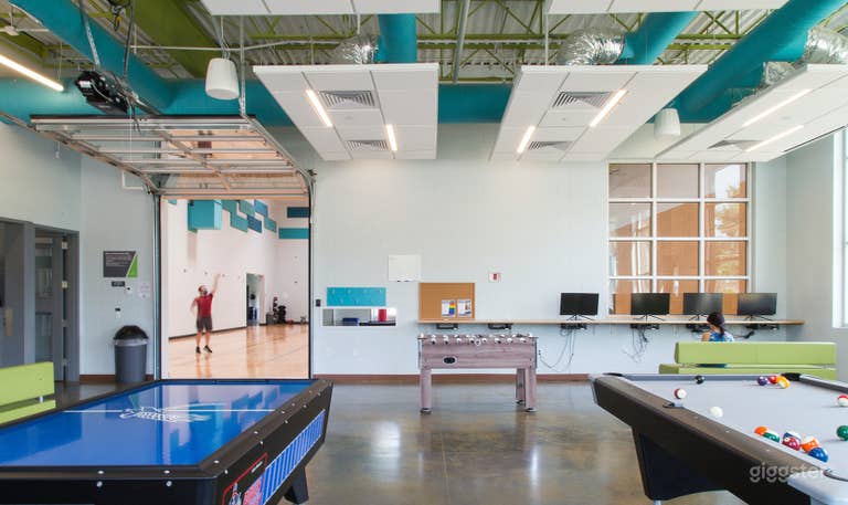  Gimnasio y centro para adolescentes combinado 