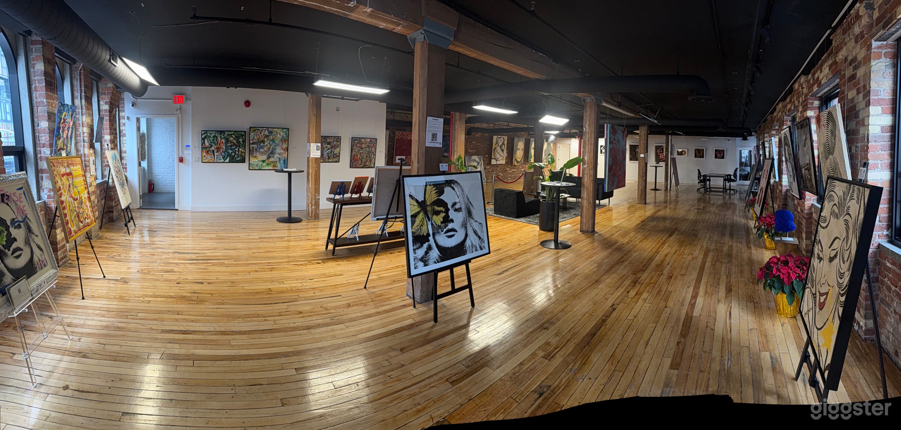 Modern Creative Gallery Space Photo 1