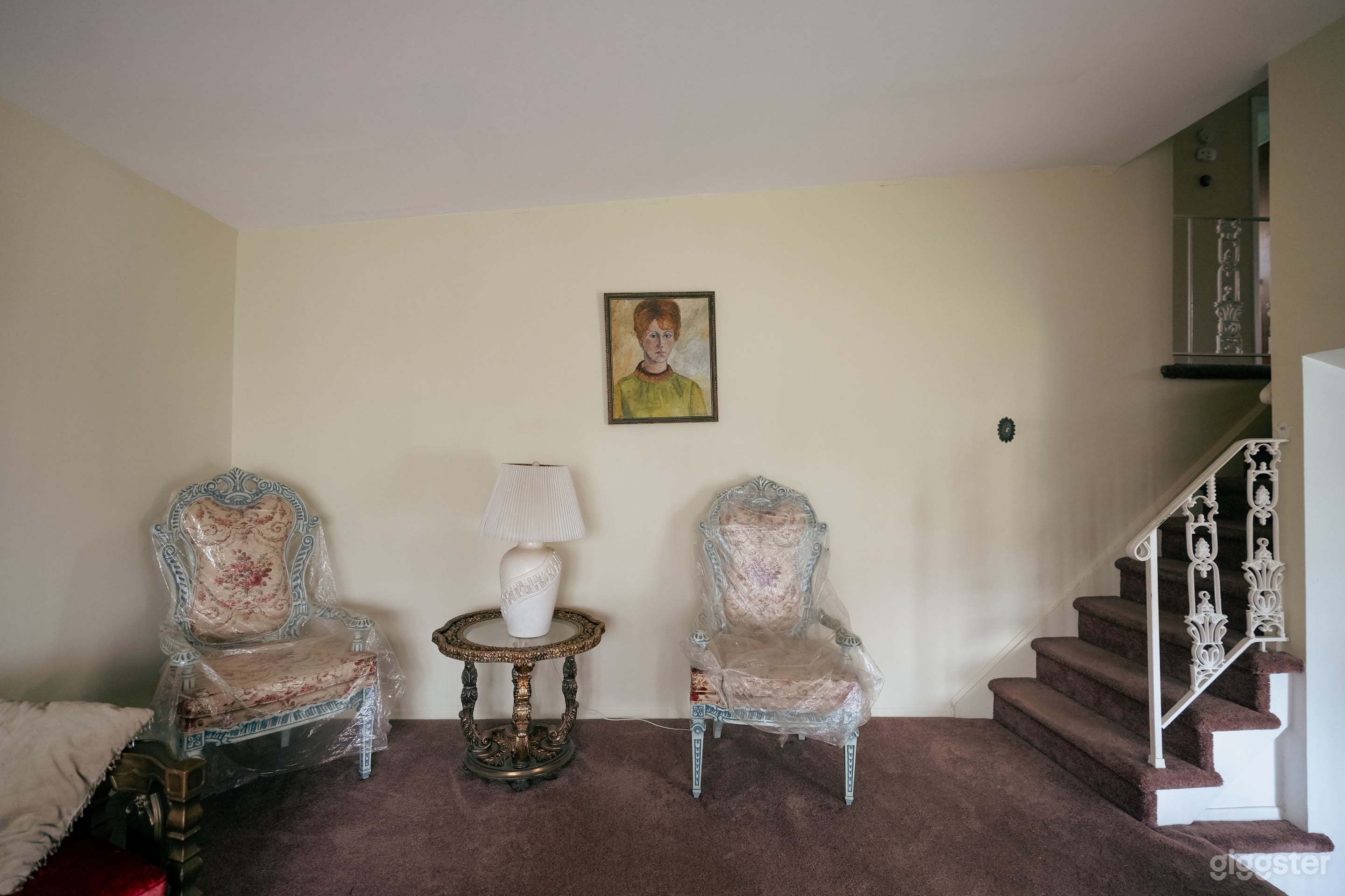 ⁠Pastel Retro Furnished Home with Vintage Bathroom, Carpets Photo 4