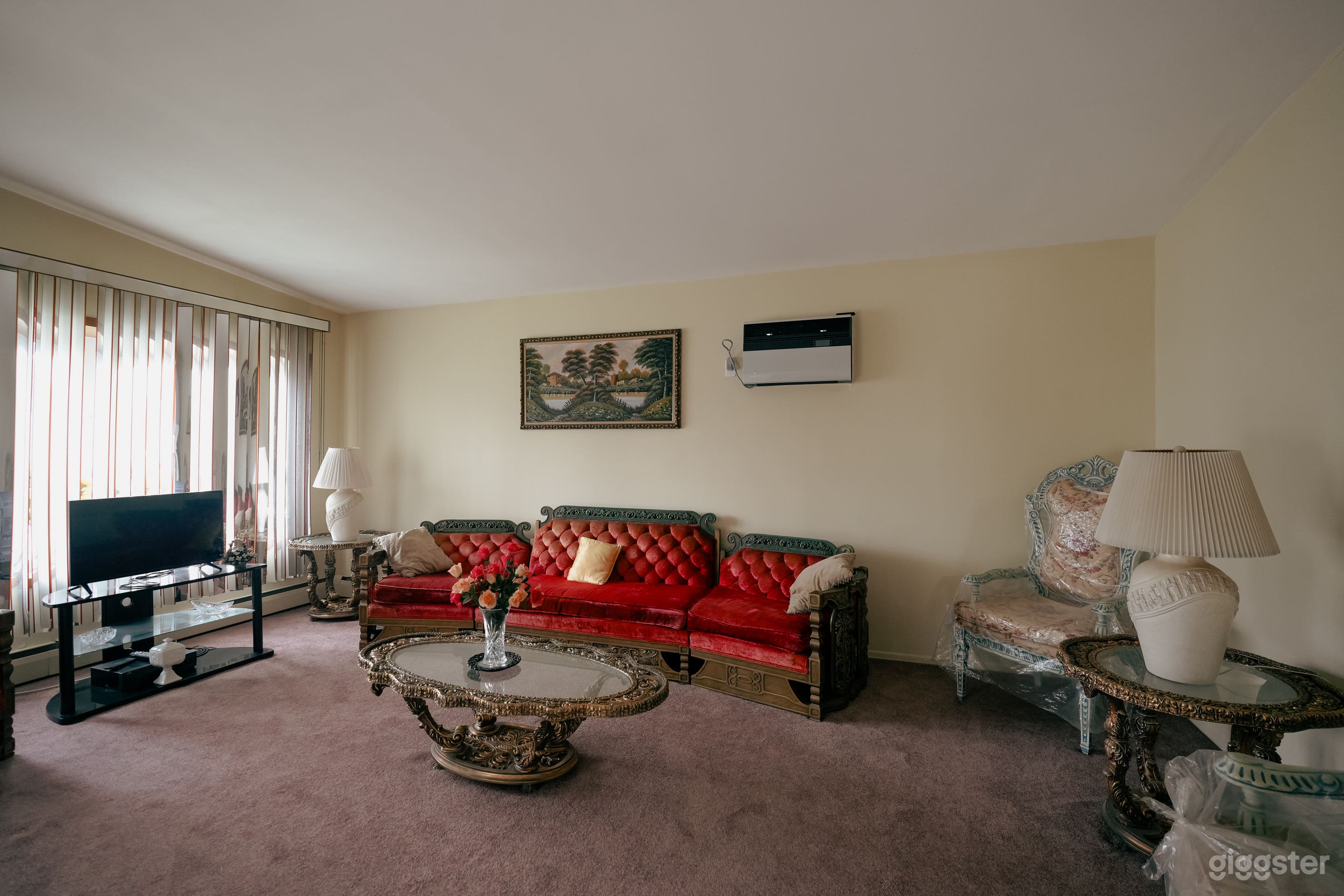 ⁠Pastel Retro Furnished Home with Vintage Bathroom, Carpets Photo 3