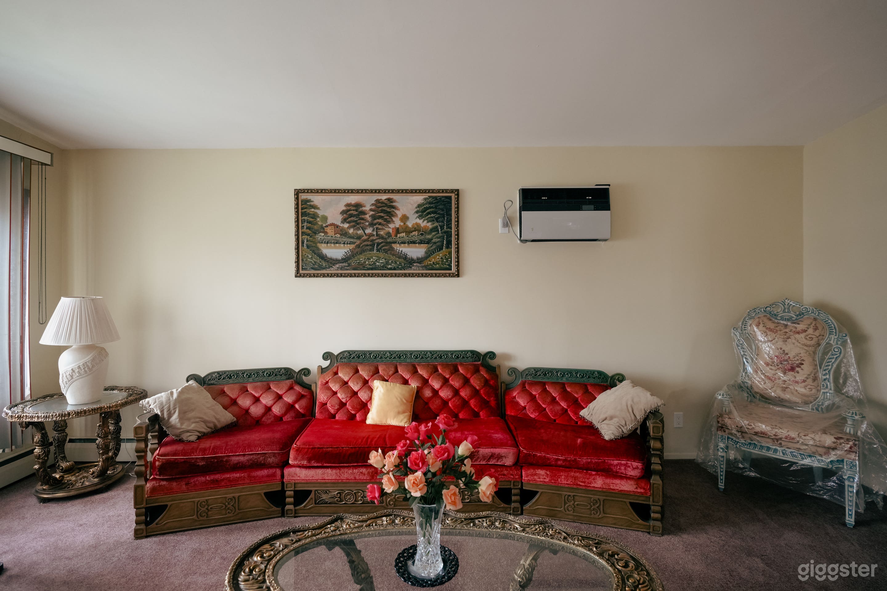 ⁠Pastel Retro Furnished Home with Vintage Bathroom, Carpets Photo 2