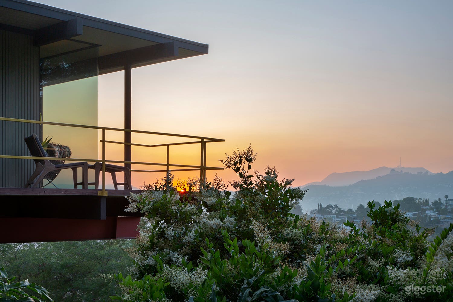 Mid-Century Jewel Box with Jetliner Views Photo 3