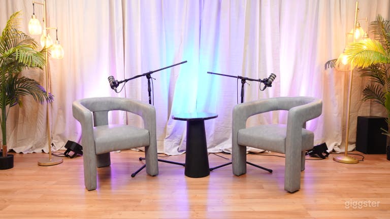  Studio podcast multimediale moderno 