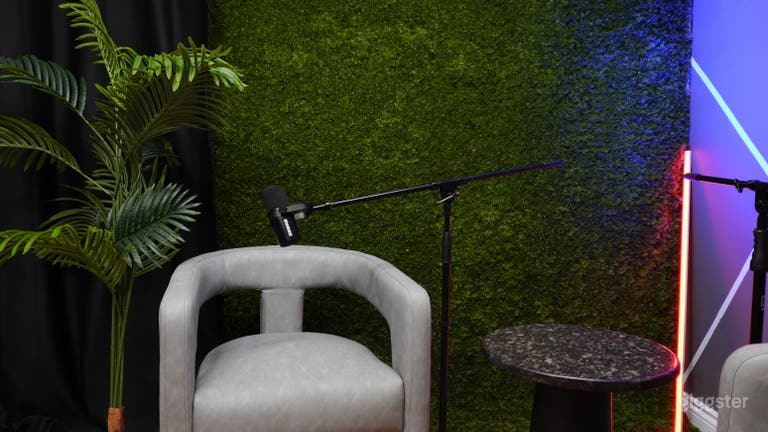  Modern Multimedia Podcast Studio 